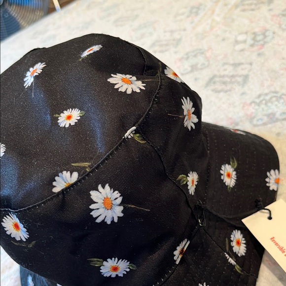 Alice Olivia Daisy Bucket Hat Reversible in White - Picture 5 of 5
